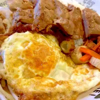 おっさんワンプレート　野菜炒め　目玉の親父　にんじんしりしり　照り焼きチキン　おにぎり　サラダ|ひげおやじさん