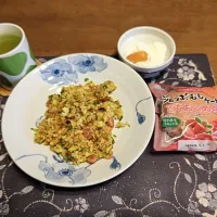 カレー炒飯、苺ジャンボ蒸しケーキ、熱い日本茶、アップルシナモンジャム入りヨーグルト(昼飯)|enarinさん