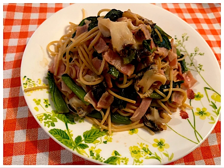 つぶ貝と小松菜🥬ベーコン🥓和風パスタ🍝|ワイントンさん