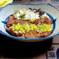 牛タンとろろ丼