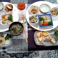 grandma☆ 全粒粉のおうどんと水菜、壬生菜で釜揚げうどん、さつま芋と大豆の煮物
大根と鶏肉の炒め煮
白菜と切り干し大根の漬物で人参🥕モヤシを足してナムル風に
きゅうりと食べるジャコで酢の物を…ランチでふるまいました。

夜、彼女のセッティングでは
こんなご馳走になってる〜
お魚だけ焼いたって…|kaoriさん