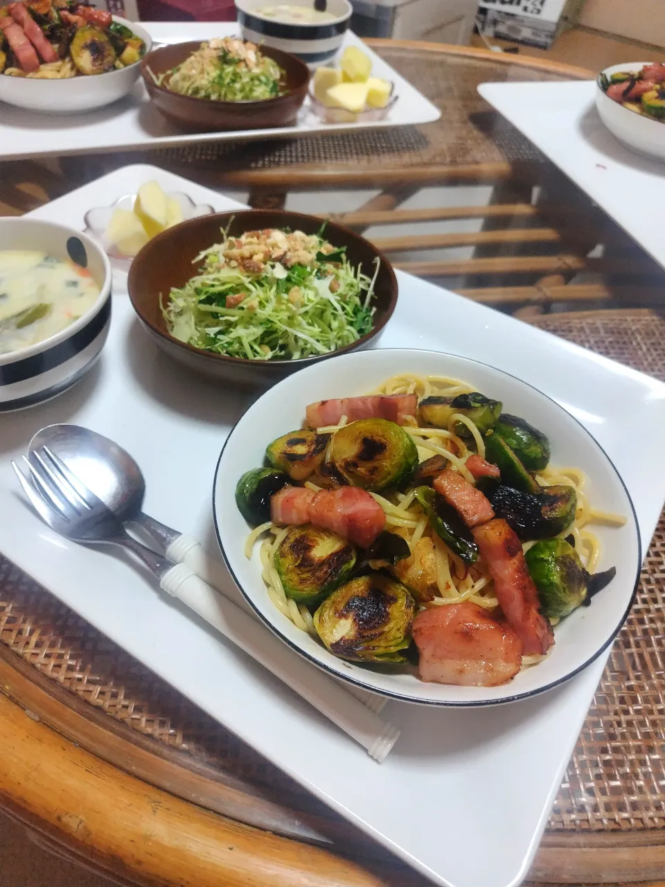 芽キャベツ🥬とブロックベーコンのペペロンチーノディナーです✨|rikako♪。.:＊さん