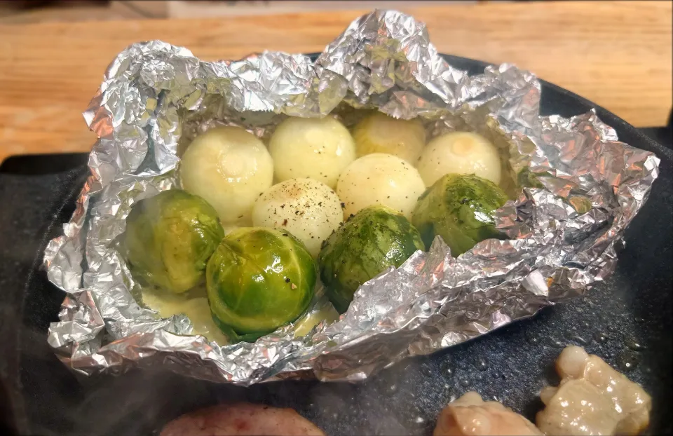 芽キャベツとペコロスのホイル焼き ＆ 端っこで焼肉|なつさん