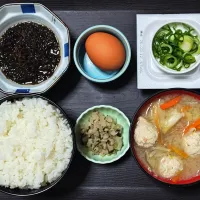 今日の朝ごはん（ごはんに納豆、生卵、もずくポン酢、つみれ汁、すぐき）|Mars＠釜飯作り研究中さん