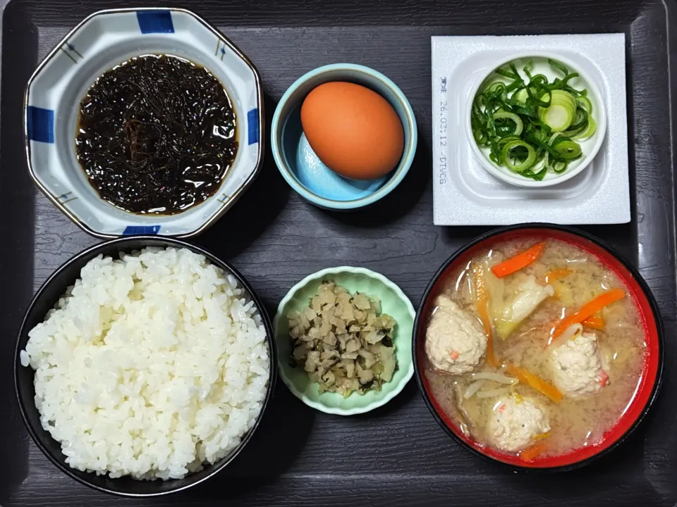 今日の朝ごはん（ごはんに納豆、生卵、もずくポン酢、つみれ汁、すぐき）|Mars＠釜飯作り研究中さん