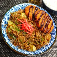 ボリューム満点♪焼きそば＆コロッケでムスコの置きランチ|からあげビールさん