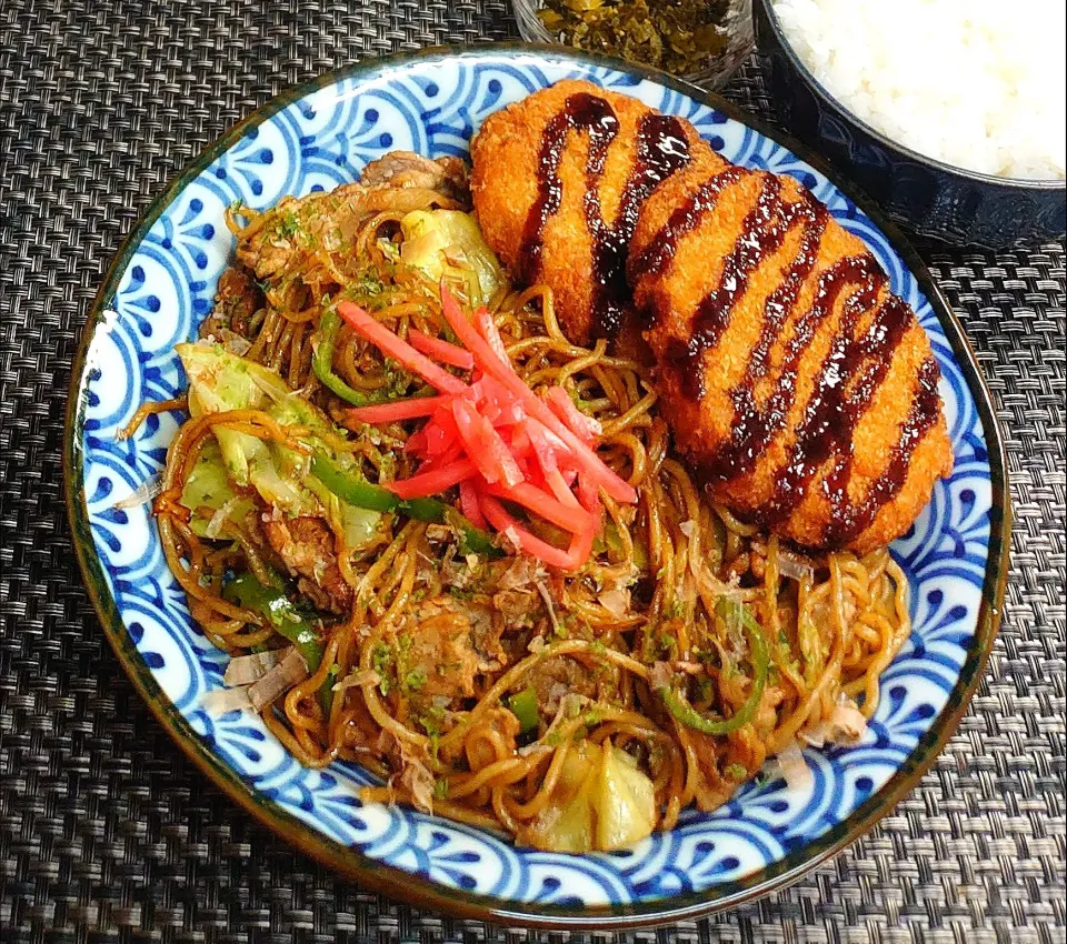 ボリューム満点♪焼きそば＆コロッケでムスコの置きランチ|からあげビールさん