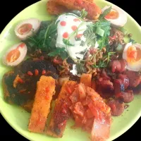 🇰🇷Stir fried instant noodles with breaded fish, sausages,eggs,Kimchi 🇰🇷|KWAII69さん