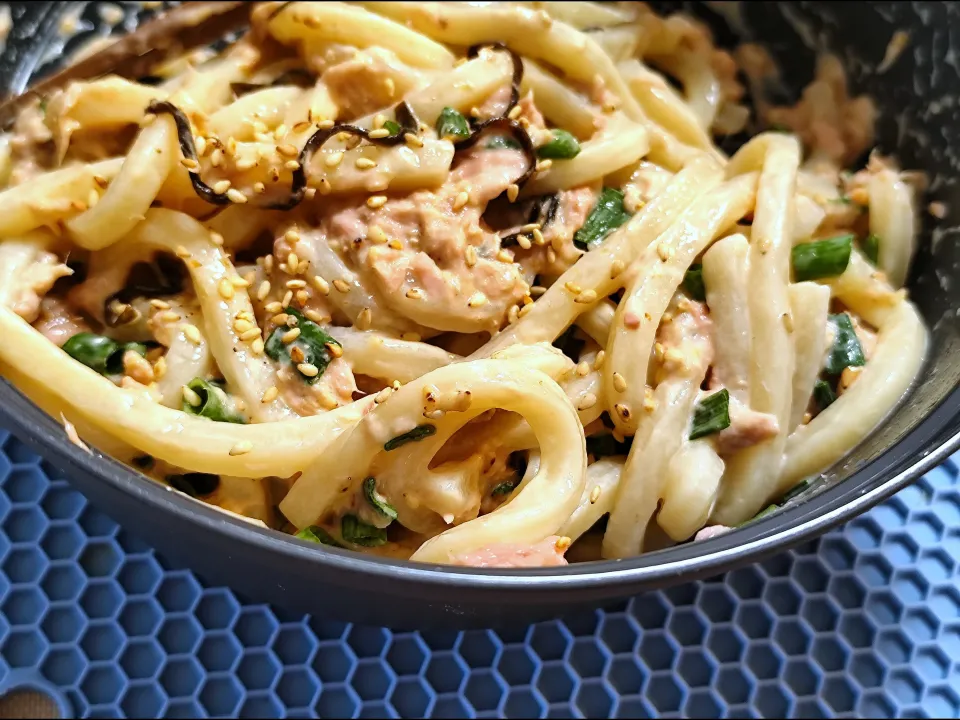 一人飯ツナマヨ塩昆布うどん|m.rafuさん