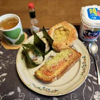 喫茶店風マルゲリータピザトースト、アールグレイ香るりんごデニッシュ、おにぎり、カットワカメ&フライドレッドオニオン&乾燥スライスにんにく入りタマネギスープ、冷水、アップルシナモンジャム入りヨーグルト(昼飯)| enarinさん