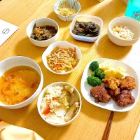 辛口茄子の煮浸し、豚肉と油揚げのしぐれ煮、ブラックオリーブ入りマカロニサラダ、蒸し鶏ごはん、半熟卵と大根のお味噌汁、切り干し大根、クスクス、温野菜、鶏の唐揚げ。|くろーぶやんさん