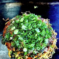 お好み焼き（肉玉そば野菜大盛ネギ載せ）| サンドウィッチ男爵さん