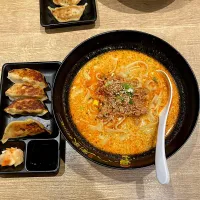 今日の晩ご飯@「西安刀削麺  劉家」さん①  今日ははやとと三河湾の佐久島にアート巡りハイキングに行ってきましたが、大須に戻ってきて、晩ご飯は「西安刀削麺 劉家」さんで、ぼくは担々刀削麺＋餃子セットを、| なびさん