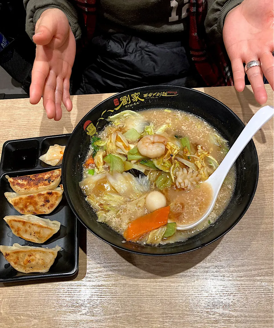今日の晩ご飯@「西安刀削麺  劉家」さん②   はやとは五目刀削麺＋餃子セットをいただきまーす😋|なびさん
