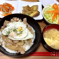 目玉焼きのせ生姜焼き丼✨