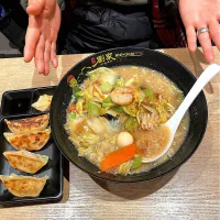 3月5日の晩御飯　私は「西安刀削麺  劉家」さんの五目刀削麺と餃子のセットを、