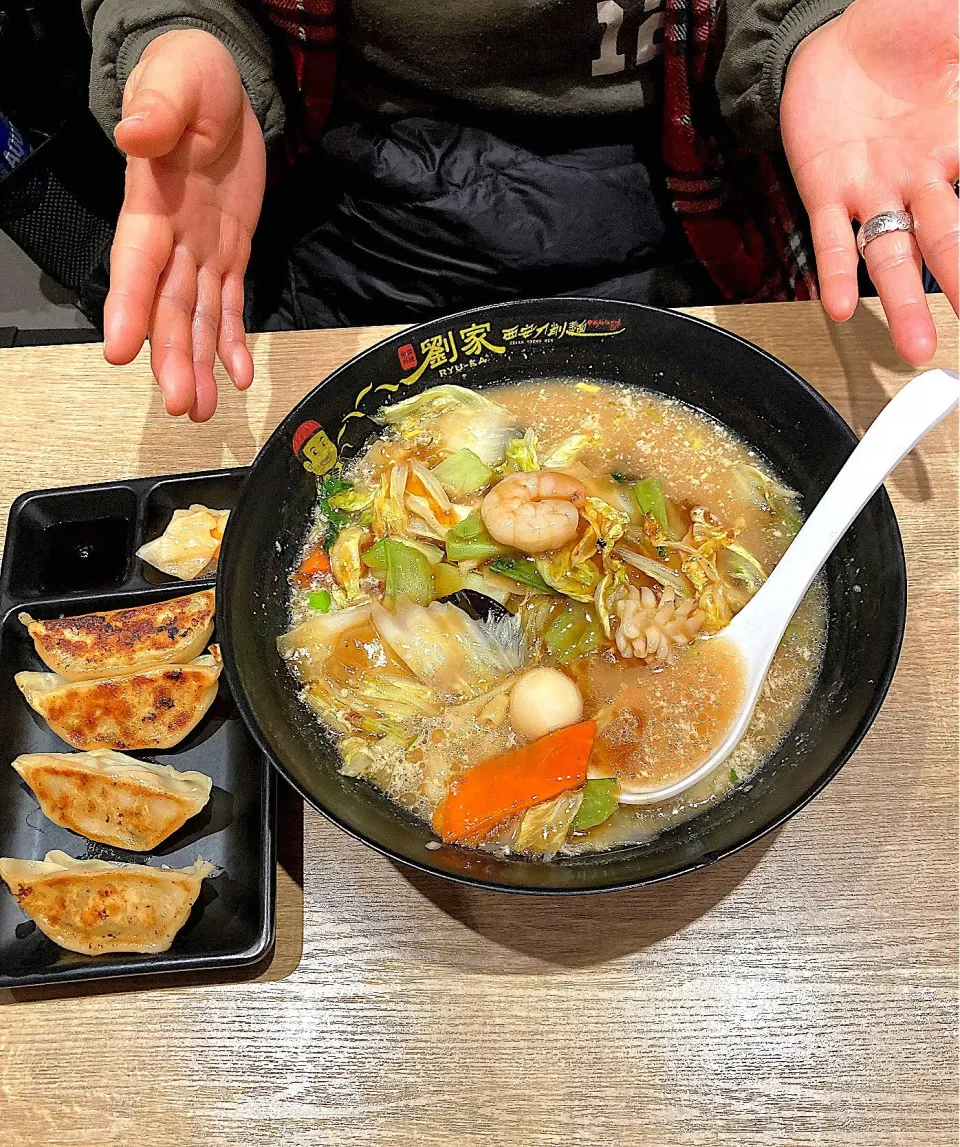 3月5日の晩御飯　私は「西安刀削麺  劉家」さんの五目刀削麺と餃子のセットを、|はやとさん