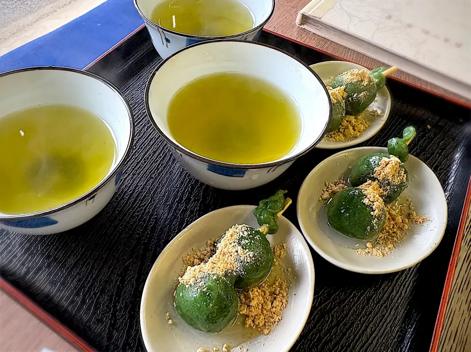 お茶🍵とよもぎだんご|ももみさん