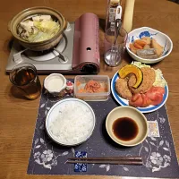 ご飯、簡単寄せ鍋、コロッケ&メンチカツ,薄切りかぼちゃの素揚げ、トマト,レタス、辛子明太子、煮物、烏龍茶、練乳かけ手作りミルクココアゼリー(夕飯)|enarinさん