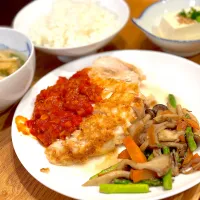 鶏むね肉ステーキトマトソースがけ、アスパラきのこ、冷奴、味噌汁|mihさん