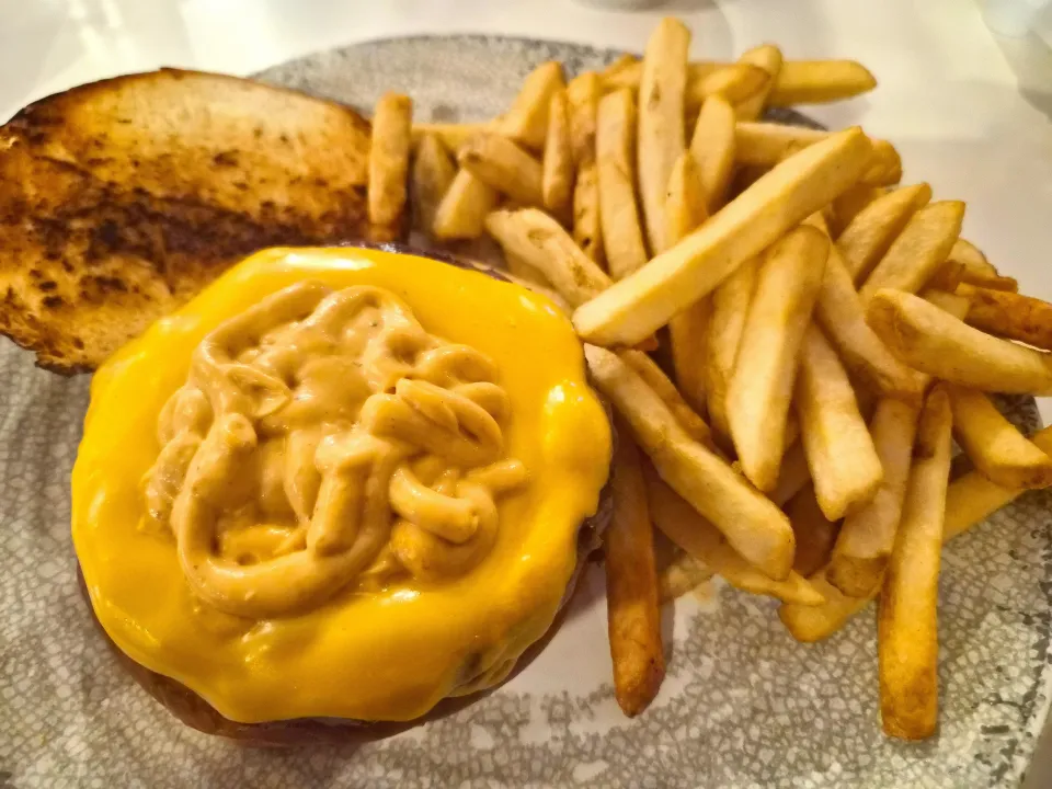 CHEESE BURGER W/ FRIES|J. PARKさん