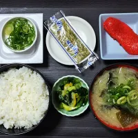 今日の朝ごはん（ごはんは高知県産コシヒカリ、辛子明太子、味付け海苔、納豆、玉ねぎとわかめのみそ汁、江戸菜漬）|Mars＠釜飯作り研究中さん