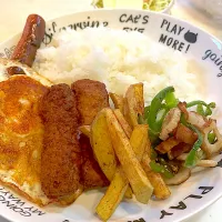 おっさんワンプレート　ピーマン　ポテト　フライドチキン　目玉の親父　ソーセージ　サラダ　おにぎり|ひげおやじさん