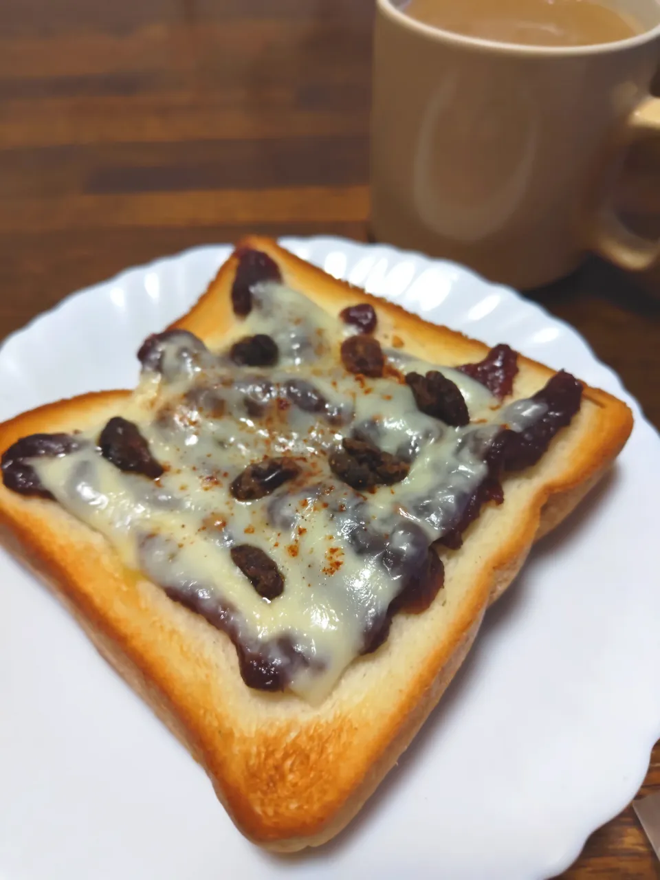 レーズンをのっけた羊羹チーズトースト|macchinaさん