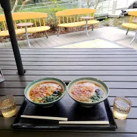 今日の昼ご飯@「宮きしめん 熱田神宮店」さん①  今日は午前中、休暇を取って（会社休んでばかりだなあ💦）熱田神宮にお参りしました（はやとは熱田神宮初詣になります）。参拝後、ちょっと（かなり？）早いですが、境内のくさなぎ広場にある「宮きしめん」さんでお昼ご飯をいただきます。オープンエアで広場の池を眺めながら美味しく食事ができます。