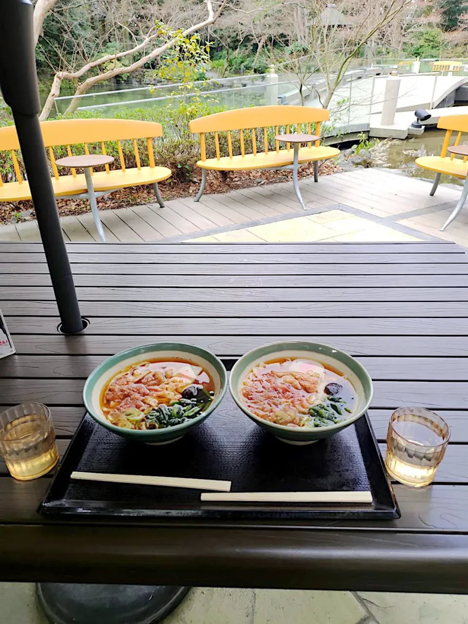 今日の昼ご飯@「宮きしめん 熱田神宮店」さん①  今日は午前中、休暇を取って（会社休んでばかりだなあ💦）熱田神宮にお参りしました（はやとは熱田神宮初詣になります）。参拝後、ちょっと（かなり？）早いですが、境内のくさなぎ広場にある「宮きしめん」さんでお昼ご飯をいただきます。オープンエアで広場の池を眺めながら美味しく食事ができます。|なびさん