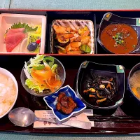 商工レストラン松風　松風ランチ(刺身・豚バラ焼き・ミニカレー)|四天王さん