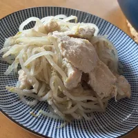 胸肉の味噌漬けをもやし蒸しにしてみました😋|かすべえ!さん
