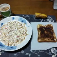 Calbeeフルグラ、チョコレートトースト、ホットコーヒー、バナナ(朝ご飯)|enarinさん