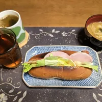 黒コッペパンのトーストサンドイッチ、カットワカメ&フライドレッドオニオン&乾燥スライスにんにく入りタマネギスープ、味噌汁、烏龍茶(昼飯)|enarinさん