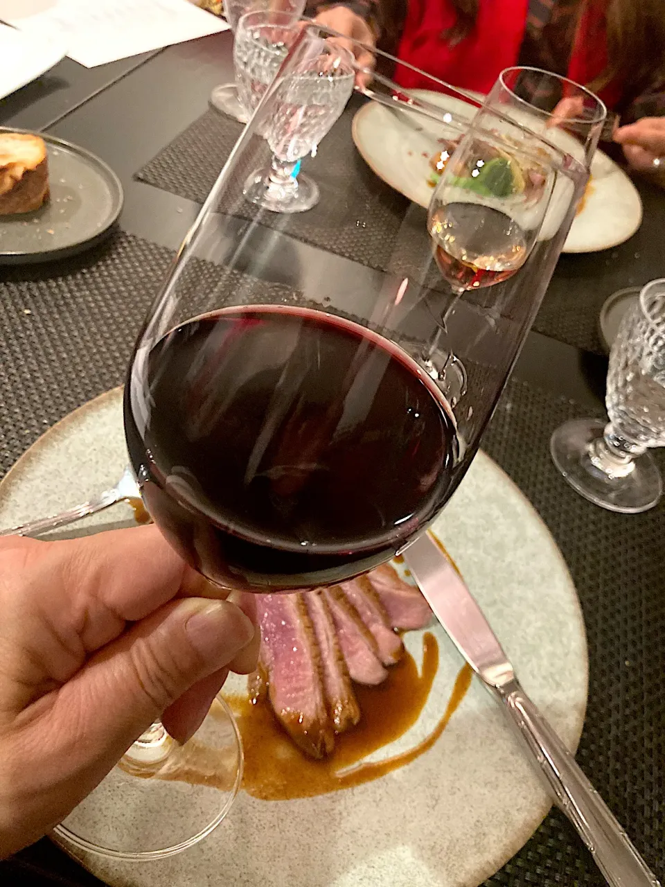 今日の晩ご飯@「Le detour」さん⑩  ４種のワイン飲み比べセット4杯目　赤ワイン　鴨によく合うコートデュローヌ|なびさん