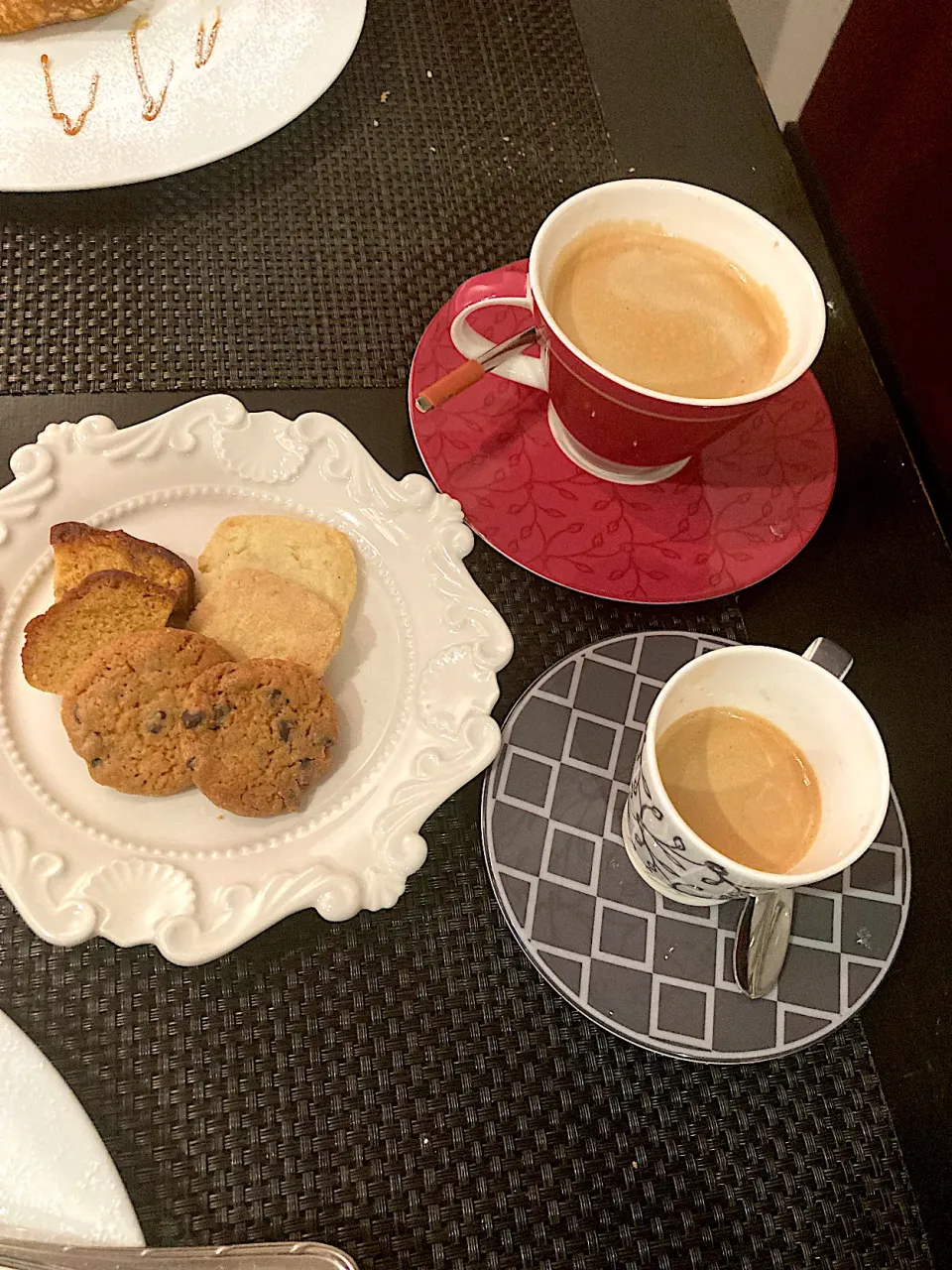 今日の晩ご飯@「Le detour」さん⑫  食後のドリンク（ぼくはエスプレッソ、はやとはコーヒー）とプティフール　ご馳走様😋|なびさん