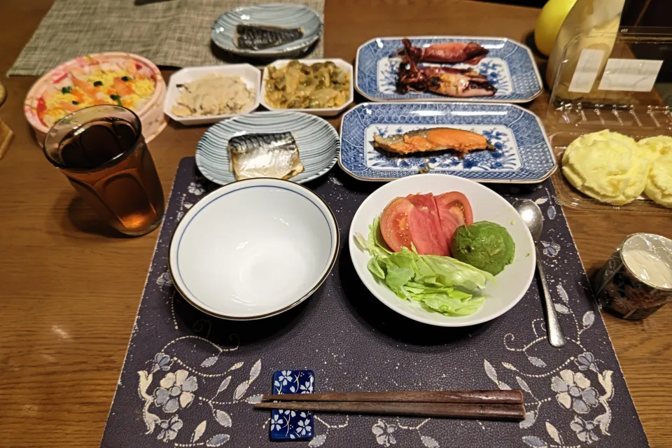 ご飯、アボカドサラダ、烏龍茶、練乳かけ手作りミルクココアゼリー、バラちらし寿司、銀鮭塩焼、鯖の塩焼き、ザーサイ、卯の花のお惣菜、レンチンしたお芋の蒸しまん(夕飯)|enarinさん
