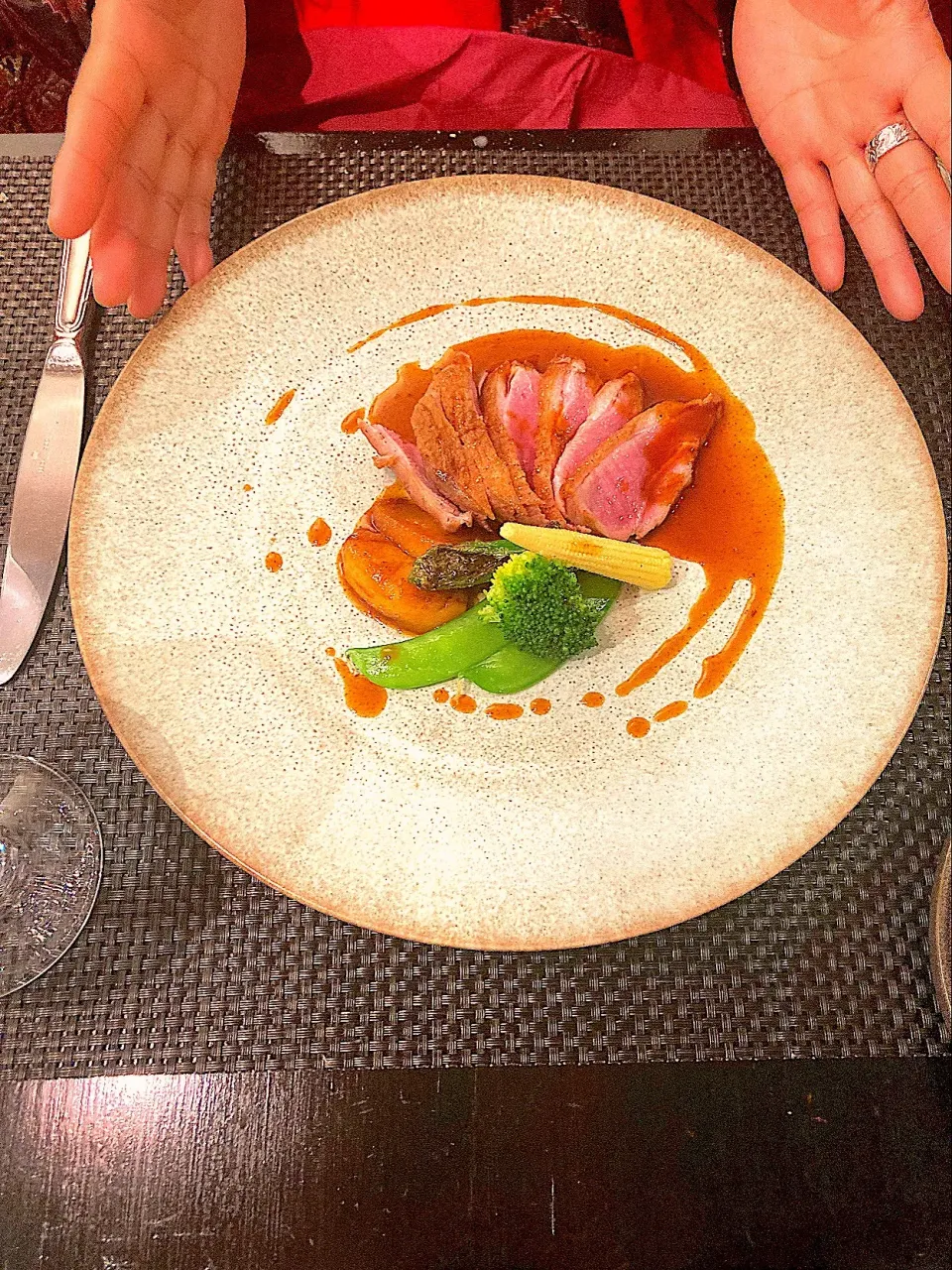 ３月６日のディナー＠「Le detour」さん　肉料理の鴨胸肉のロティ、リンゴのキャラメリゼ添え|はやとさん