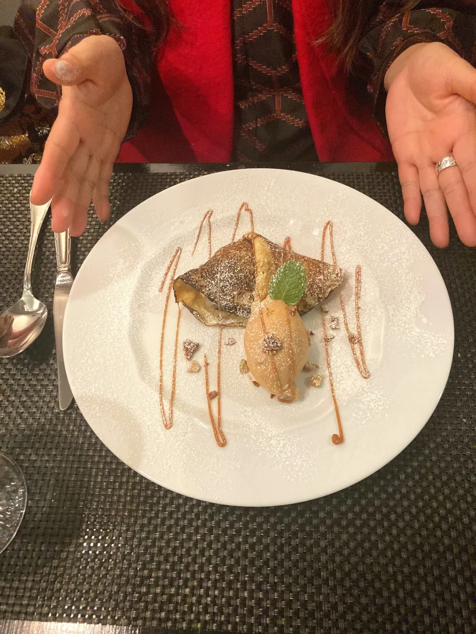 ３月６日のディナー＠「Le detour」さん　デザートのチョコレートムースと洋梨コンポートのクレープ仕立て|はやとさん