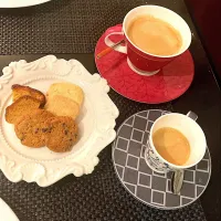 ３月６日のディナー＠「Le detour」さん　食後の飲み物のコーヒー（私）とエスプレッソ（なび）とプティフール　ご馳走様😋