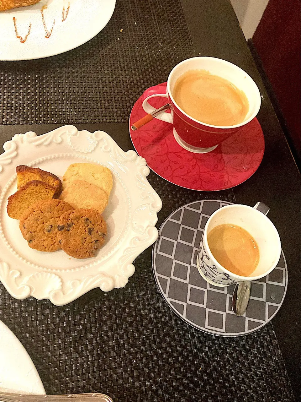 ３月６日のディナー＠「Le detour」さん　食後の飲み物のコーヒー（私）とエスプレッソ（なび）とプティフール　ご馳走様😋|はやとさん