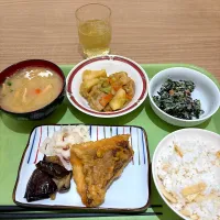 寮の晩ごはん😋白身魚の塩麹焼き|すかラインさん