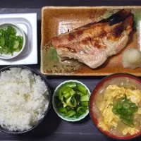 今日の朝ごはん（ごはんは高知県産コシヒカリ、赤魚の粕漬、納豆、玉ねぎと卵のみそ汁、江戸菜漬）|Mars＠釜飯作り研究中さん