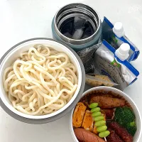 チキン
ソースカツ
シャウエッセン
卵焼き
ブロッコリー
枝豆
うどん(麺つゆ・揚げ玉・海苔)
エナジーゼリー×2|ayumomさん