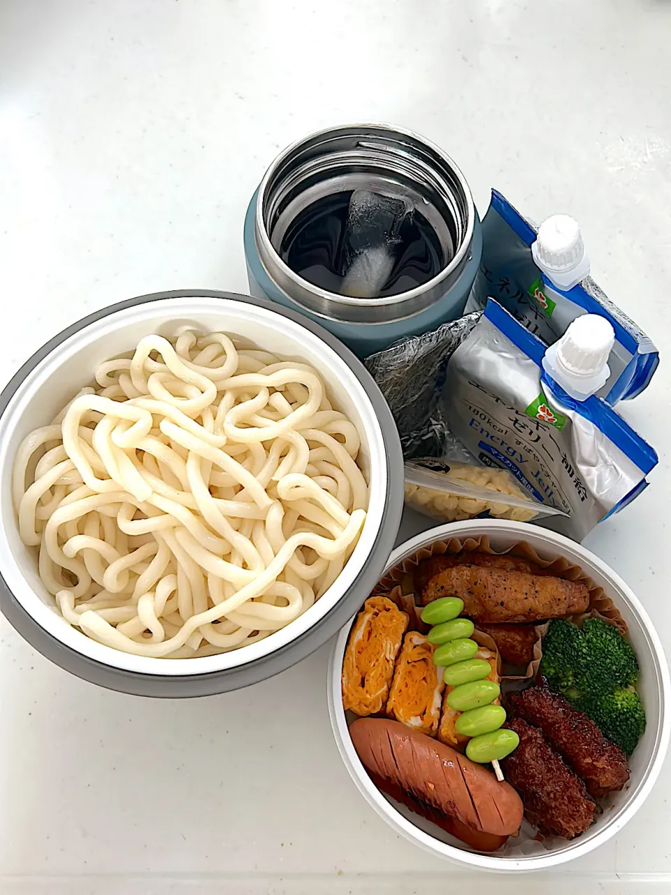 チキン
ソースカツ
シャウエッセン
卵焼き
ブロッコリー
枝豆
うどん(麺つゆ・揚げ玉・海苔)
エナジーゼリー×2|ayumomさん
