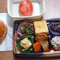 和惣菜弁当、トマト、ロールパン