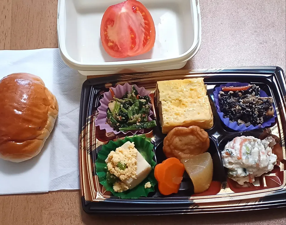 和惣菜弁当、トマト、ロールパン|ナナさん
