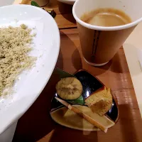 栗きんとんデセールー赤ワイン香る市田柿とー @「おかしな大地 from farm to spoon」さん　新作の栗きんとんと試食用にサービスしていただいた栗どらをいただきます。栗きんとんはすごく複雑な味です。|なびさん