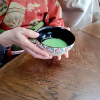 揚輝荘・北園・伴華楼で開かれる椿茶会で桜餅をいただいた後、お抹茶をいただきます。器は美濃焼です。| なびさん