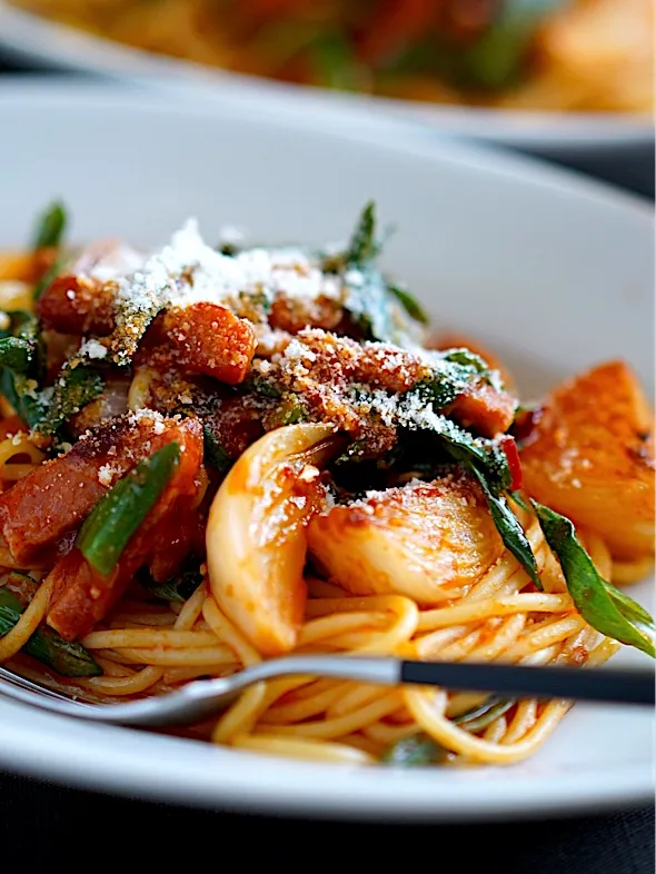 新玉ねぎとベーコンのトマトパスタ|てつやさん